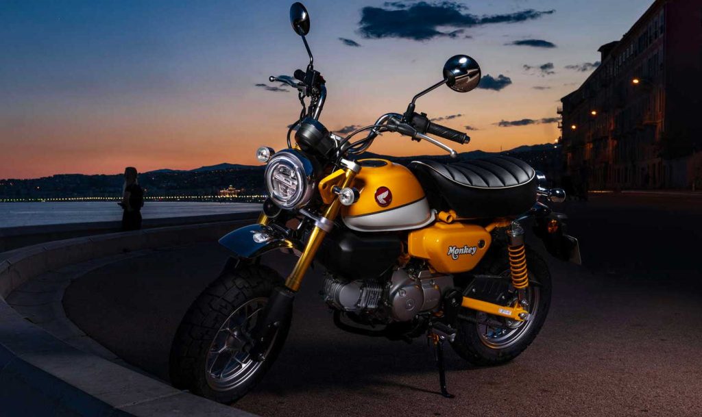 Honda Monkey 125 gialla al tramonto