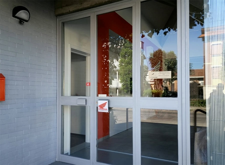 Ingresso della concessionaria FMC Moto Honda di Reggio Emilia