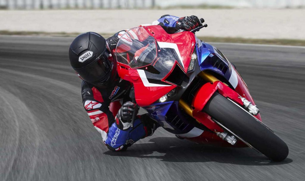 Pilota in piega su una Honda supersportiva in pista
